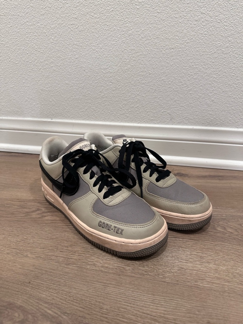 Nike Low-Top GORE-TEX Sneakers - Gray, Black & Cream